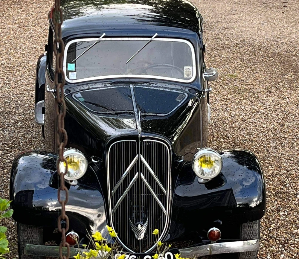 Citroën traction à l'hôtel des grands chênes