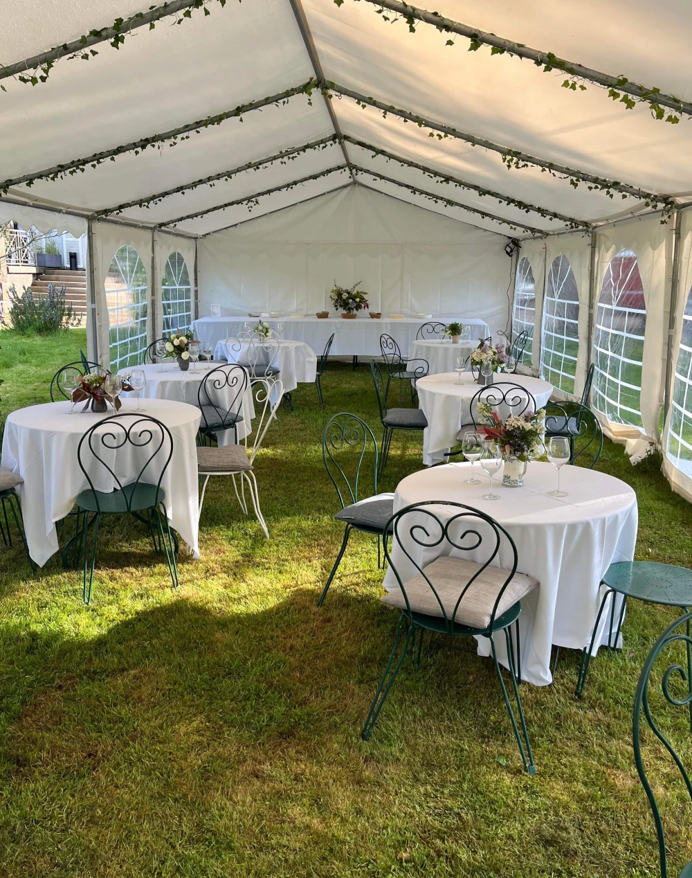 Barnum avec table en extrieur à l'hôtel des grands chênes