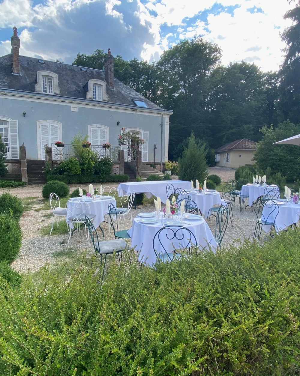 Table mis en place à l'extrieur devant l'hôtel