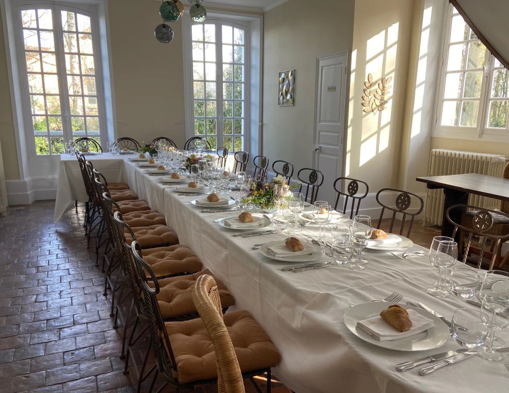 Table mis en place à l'intérieur de l'hôtel